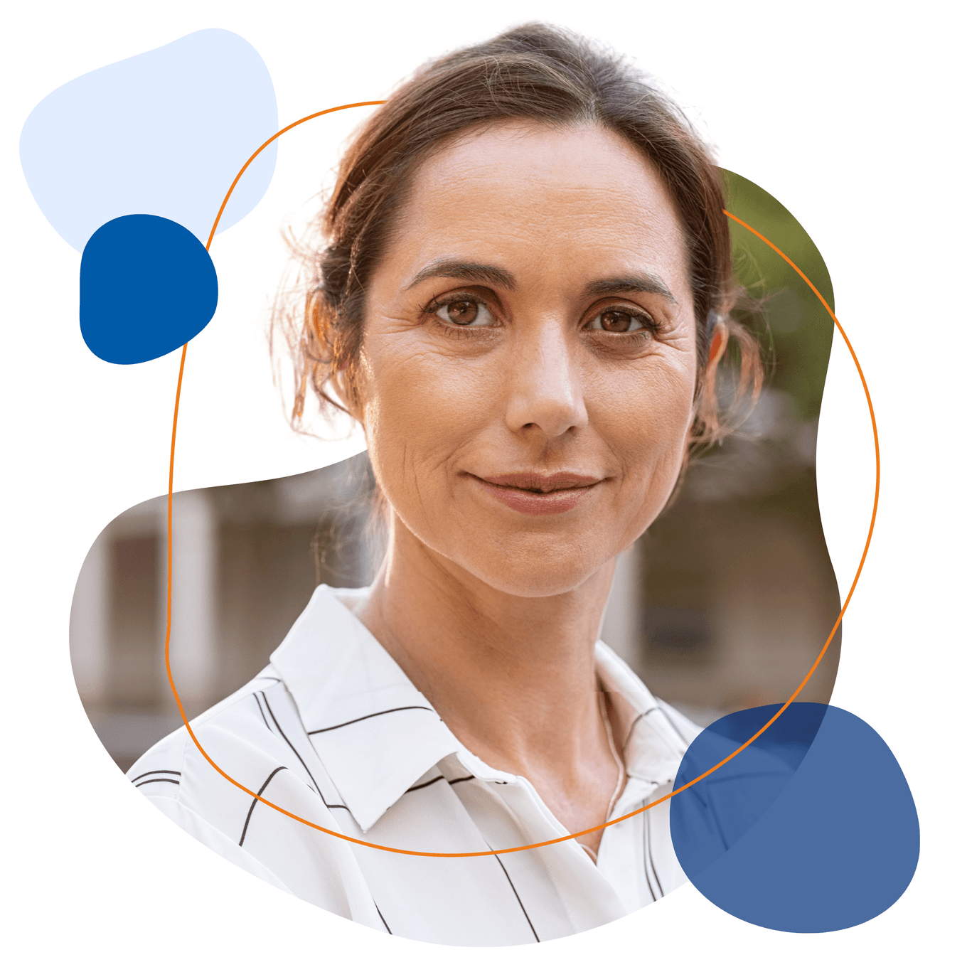 Erzieherin blickt freundlich in die Kamera.