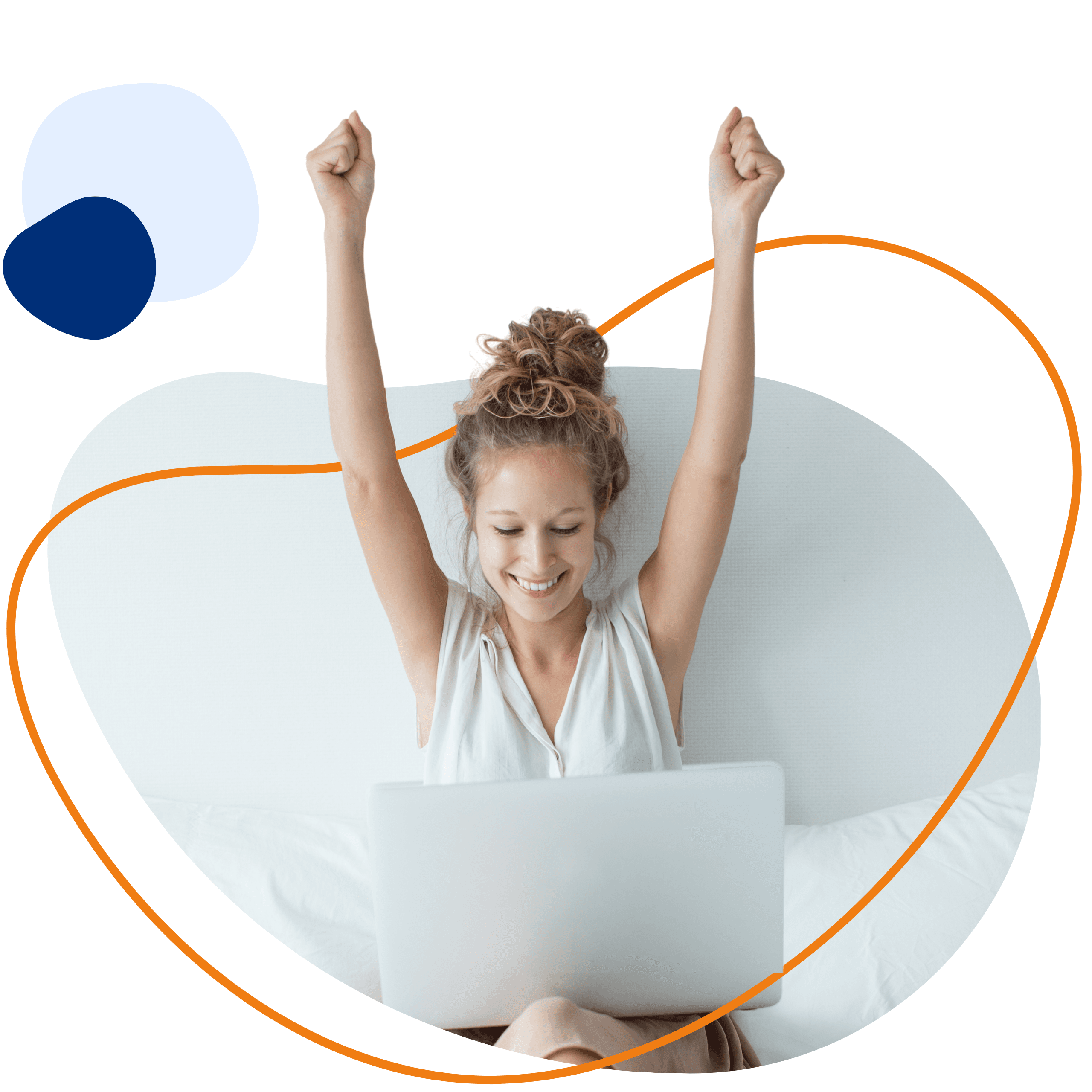 Frau freut sich am Laptop