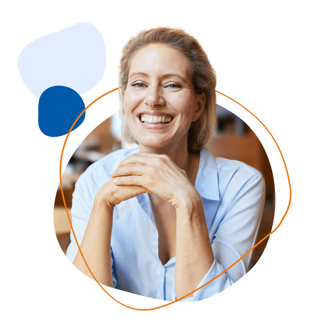 Lächelnde Erzieherin in hellblauer Bluse stützt die Hände aufeinander und blickt freundlich in die Kamera.