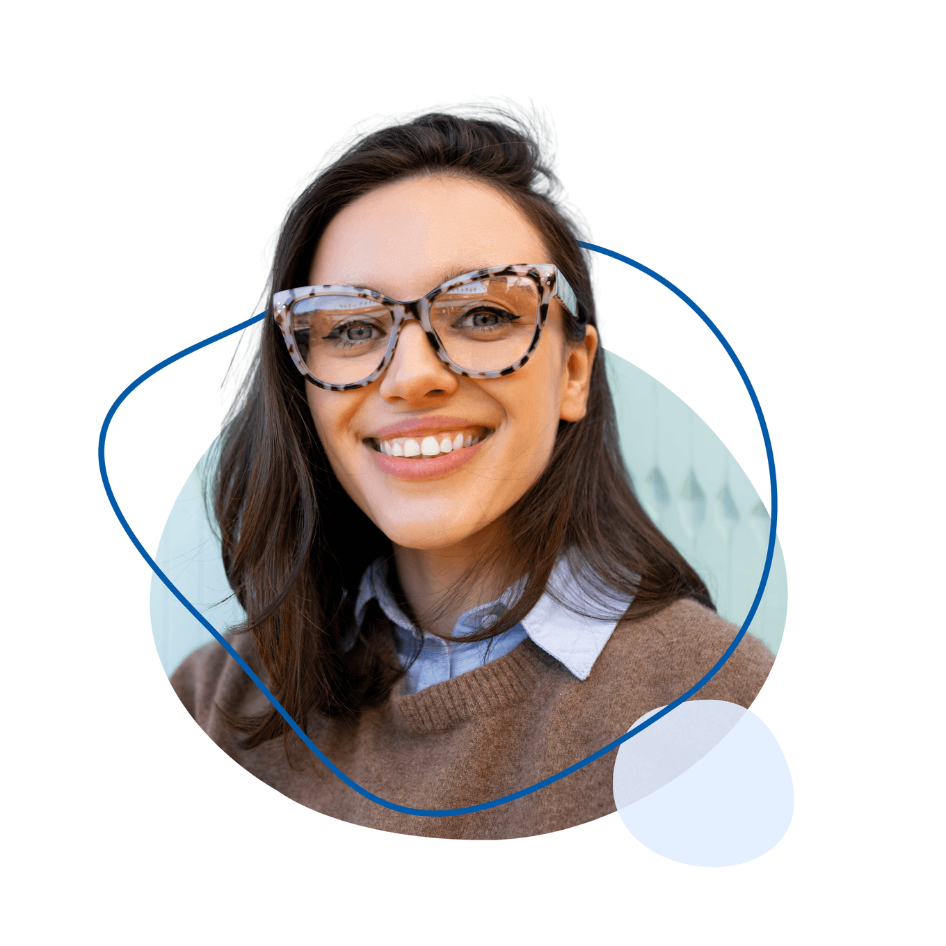 Lächelnde Erzieherin mit dunklen Haaren, modischer Brille und braunem Pullover blickt freundlich in die Kamera.