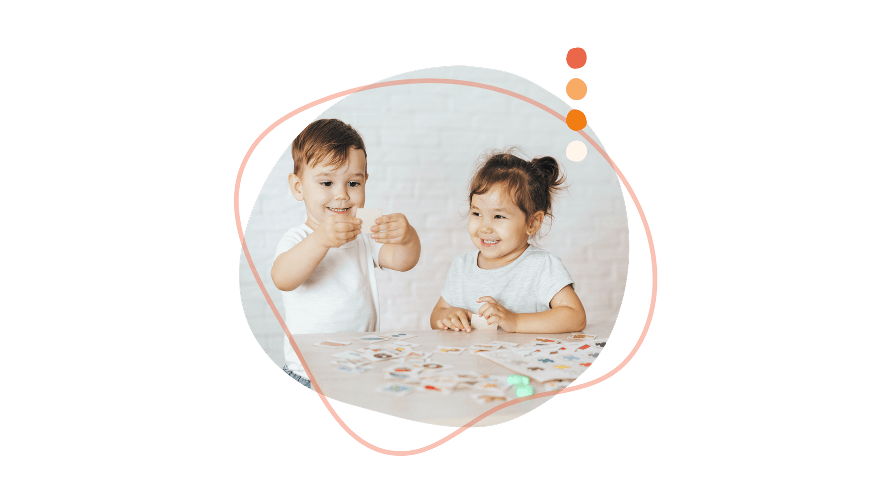 Zwei lächelnde Kinder spielen mit ausgeschnittenen Bildern auf einem Tisch, gerahmt von einem rot-orangen Grafikdesign.