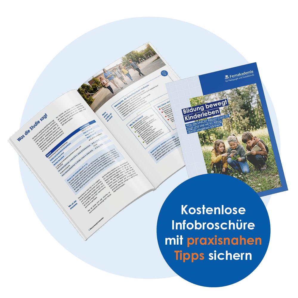 Cover und zwei Innenseiten der Infobroschüre Bildung bewegt Kinderleben