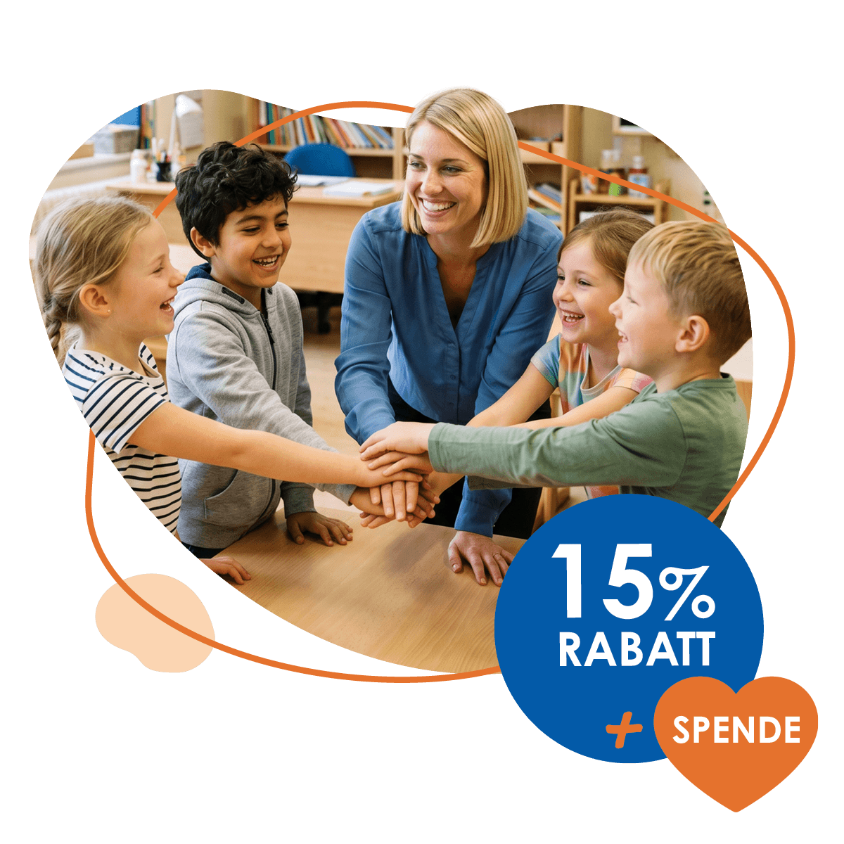 15 % Rabatt plus Spende – Bildungspakt – weibliche pädagogische Fachkraft schließt symbolisch mit vier Kindern per Hand einen Pakt